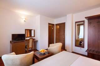 Отели типа «постель и завтрак» Villa Ljubanovic Будва Двухместный номер с 1 кроватью и террасой-9