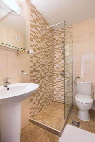 Отели типа «постель и завтрак» Villa Ljubanovic Будва Двухместный номер с 1 кроватью и террасой-10